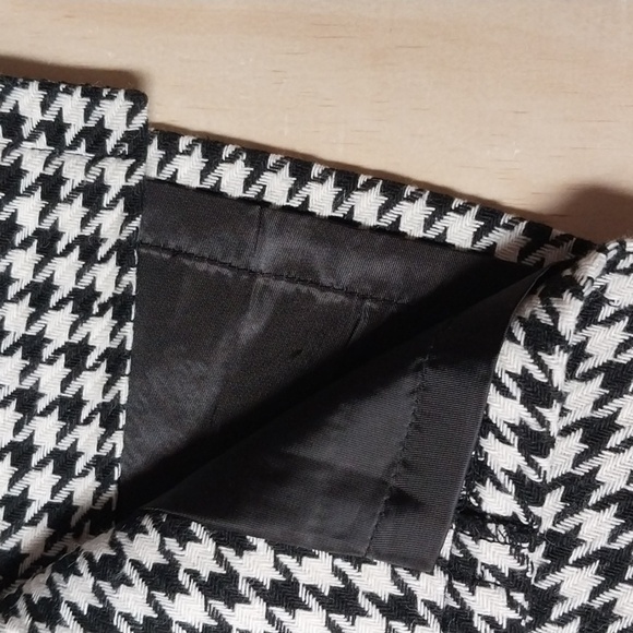 3/$25 Forever 21 Skirt, Size Medium black and white - Picture 14 of 15